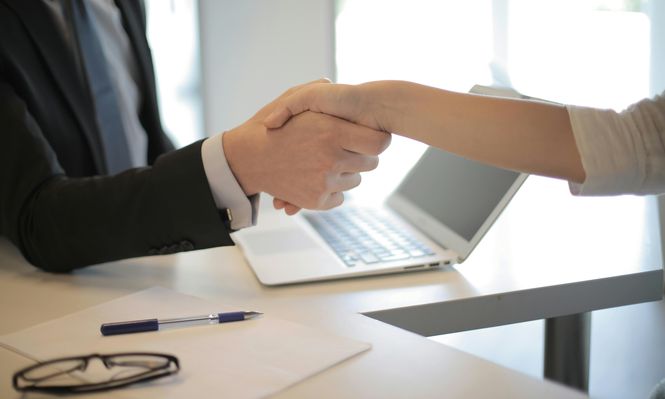 El empleo público en España se abre ampliamente para quienes poseen el título de la ESO, ofreciendo nuevas oportunidades laborales.