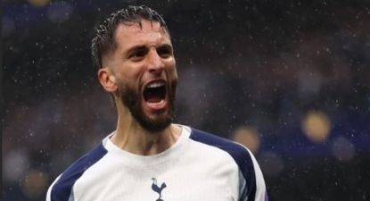 Rodrigo Bentancur festeja un gol para Tottenham Hotspur ante Aston Villa por la Premier League