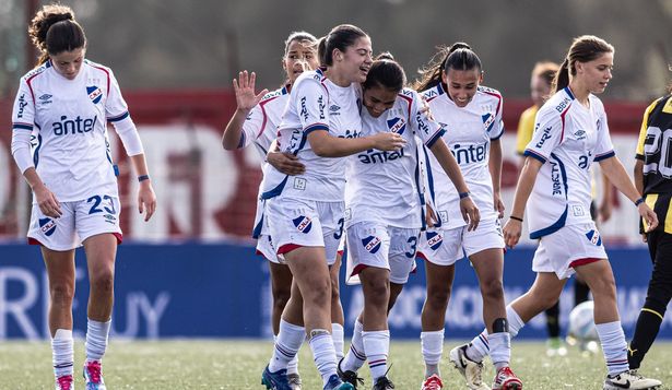 Las jugadoras de Nacional sub 19 celebran el triunfo en el clásico ante Peñarol
