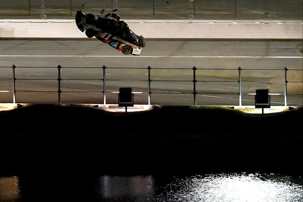 El auto de Preece en el aire