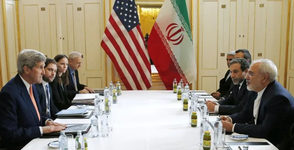 El secretario de Estado John Kerry junto al ministro de Exteriores iraní Mohamed Javad Zarif