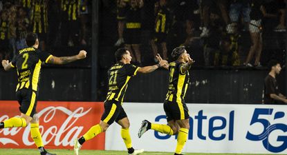 Matías Arezo celebra el primer gol de Peñarol contra Torque