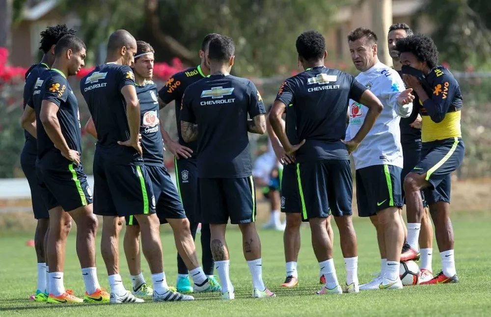 Dunga da indicaciones a sus jugadores