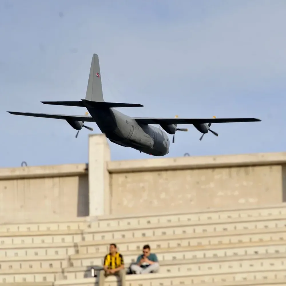El avión militar pasó muy cerca de las tribunas del Campeón del Siglo