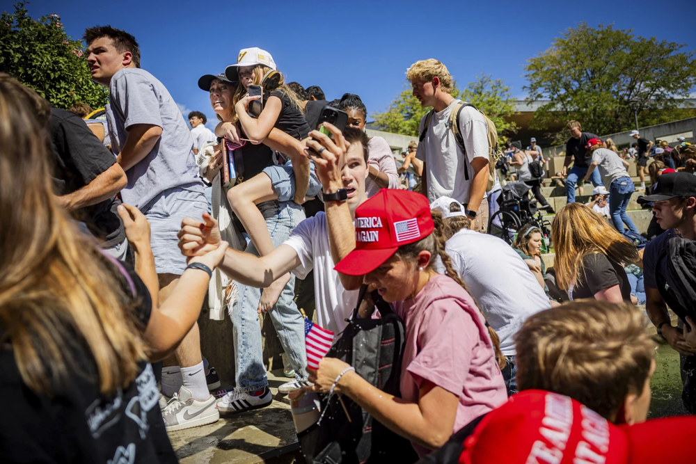 Las personas se agachan después de escuchar el disparo que mato a Charlie Kirk en la Universidad de Utah.