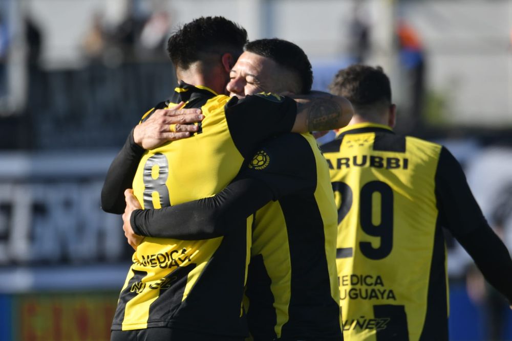Villalba y García festejan el primer gol de Peñarol Villalba y García festejan el primer gol de Peñarol