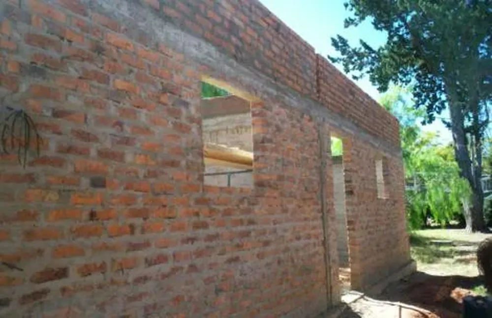 Salones en construcción en el liceo de San Antonio en Salto. Los docentes denuncias que dan clases al aire libre por falta de salones. La dirección alega que en dos meses estará solucionado el problema