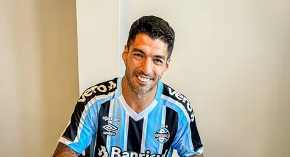 Luis Suárez con su nueva camiseta, la de Gremio de Porto Alegre
