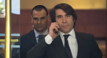 Alberto González Amador junto con uno de sus abogados.