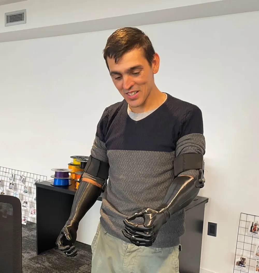 César con sus Manos de Héroes