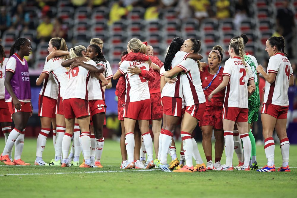 Las jugadoras de Canadá celebran el pasaje a cuartos de final en fútbol de los Juegos Olímpicos París 2024, tras vencer 1-0 a Colombia