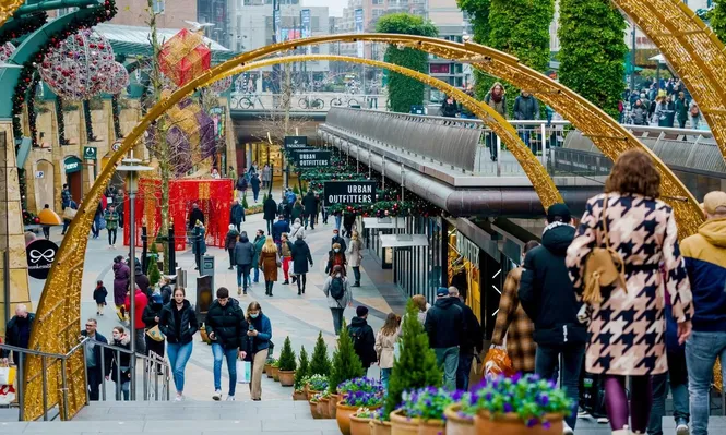 Personas realizan compras navideñas en el centro de Rotterdam.