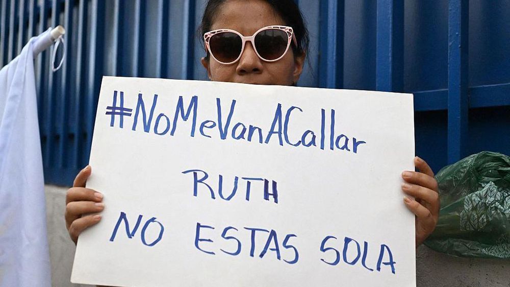 Una mujer protesta por la detención de la abogada de derechos humanos Ruth López.