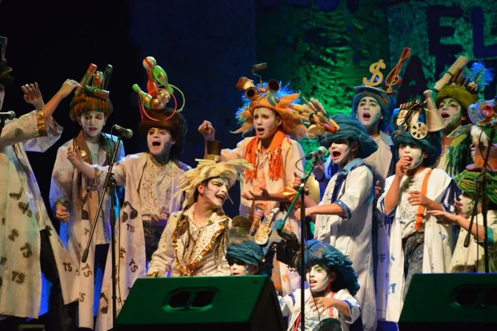 Participaron cerca de 1.000 componentes distribuidos en 28 conjuntos.