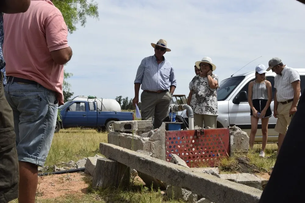 Vecinos de Tala tienen un pozo semisurgente que costó US$ 10.000 y que comparten para luchar contra la sequía.