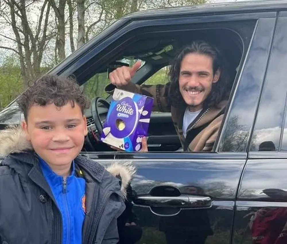 Cavani, el pequeño hincha y el huevo de pascua