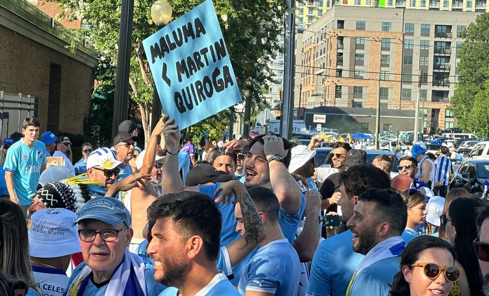 Los hinchas de la selección de Uruguay se acercan al estadio para ver el partido ante Colombia por la Copa América 2024