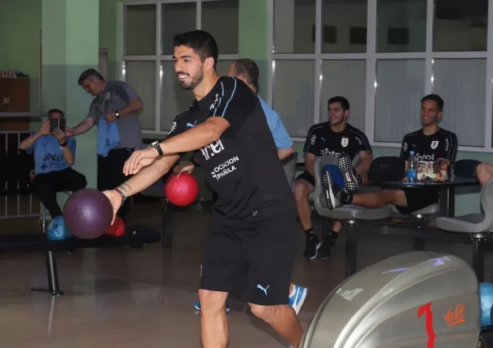 Luis Suárez jugando a los bolos
