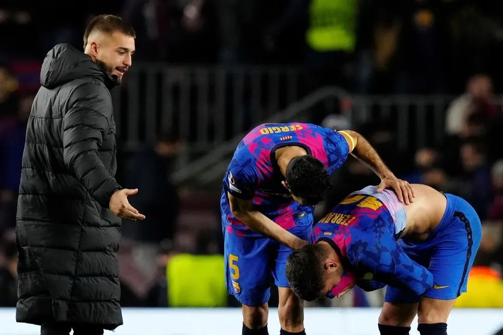 Un compañero trata de consolar a Ferrán Torres