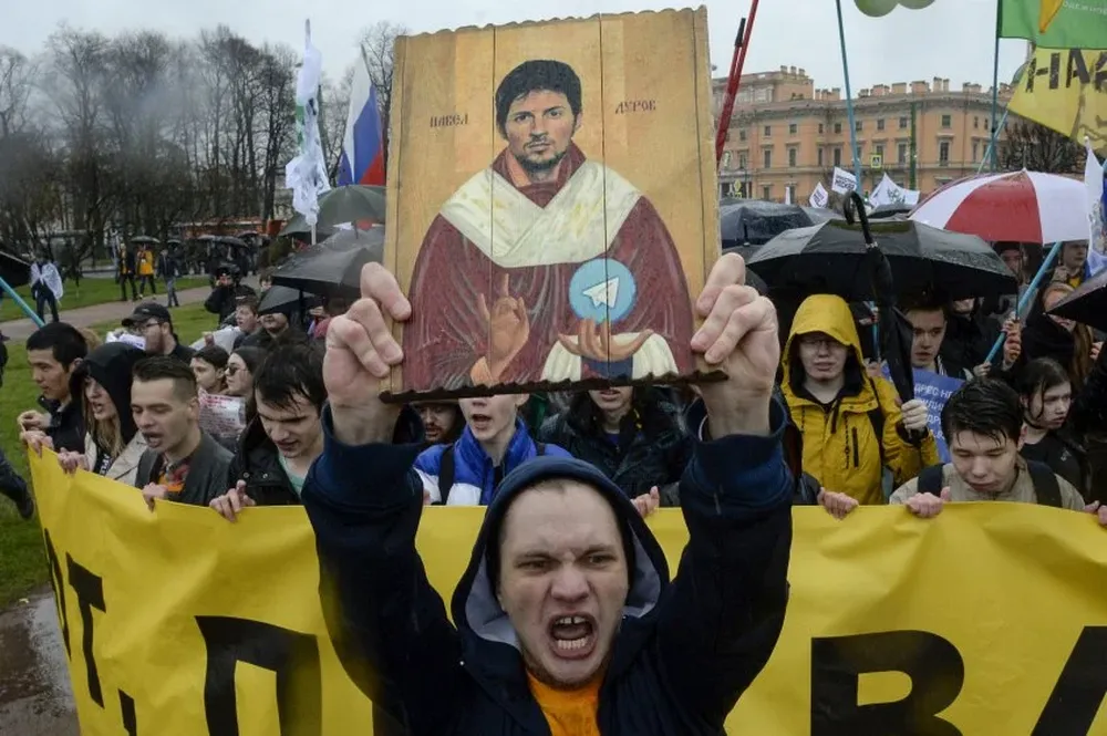 Manifestante en San Petesburgo, Rusia