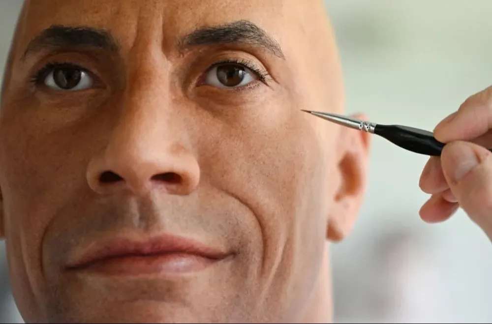 La estatua de Dwayne The Rock Johnson debió ser intervenida