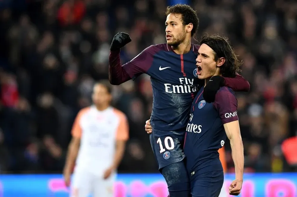 El abrazo de Cavani y Neymar