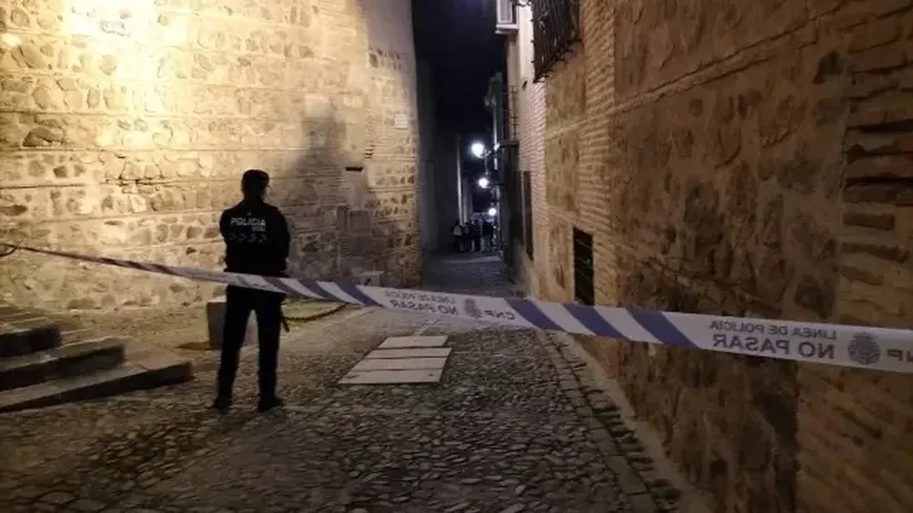 Agentes de la Policía Nacional, junto a la vivienda de Toledo donde han encontrado cuatro cadáveres