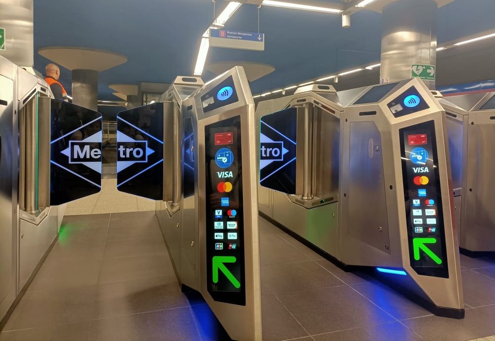 Metro estrena este lunes el pago con tarjeta bancaria en todas las estaciones.