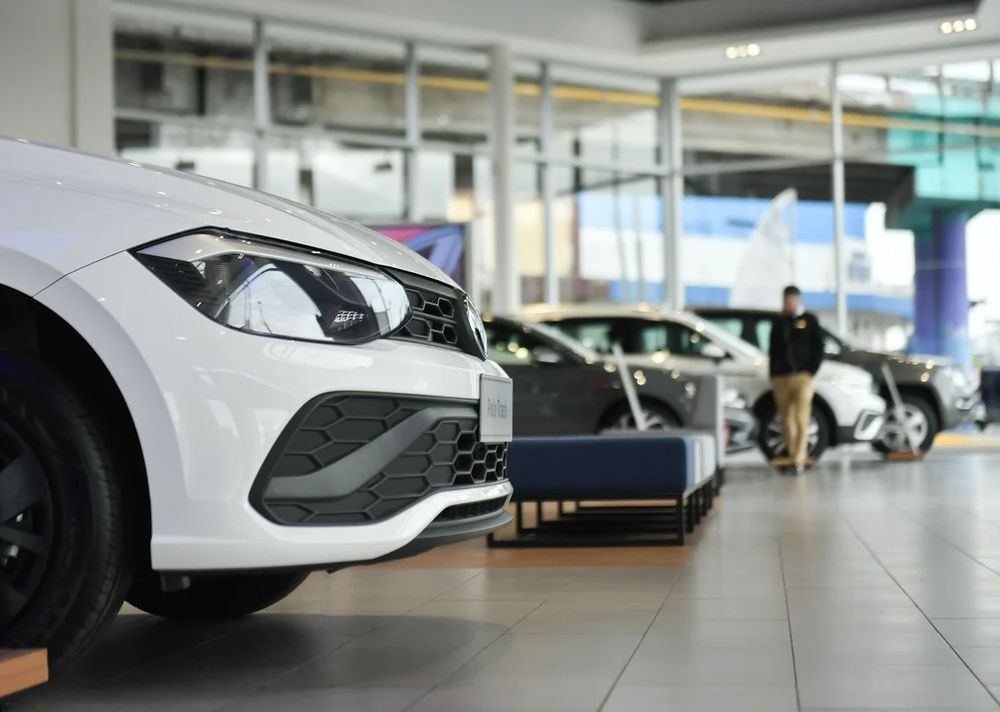 El ministro de Economía, Luis Caputo, informó que se eliminarán los impuestos internos para autos de entre $41 y $75 millones, reduciendo su precio en hasta un 20%.