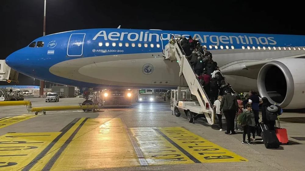 Aerolíneas Argentinas y gremios alcanzan una tregua en medio de amenazas de crisis y privatización