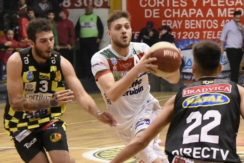 Diego García (Aguada) avanza marcado por Lepiani (Larre Borges)
