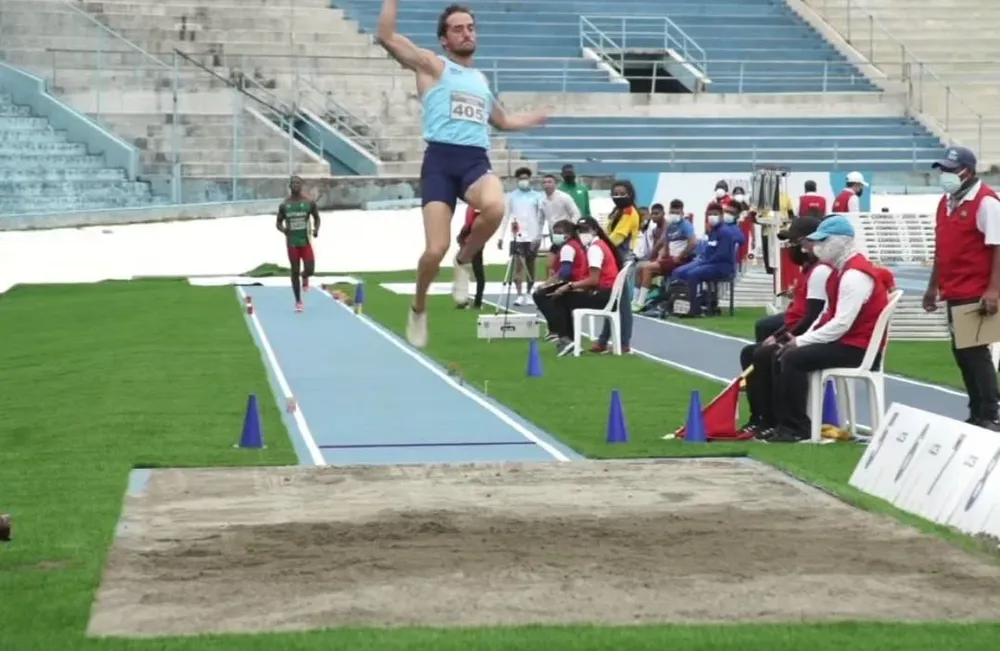 Emiliano Lasa en uno de sus saltos en el Sudamericano de Guayaquil 2021