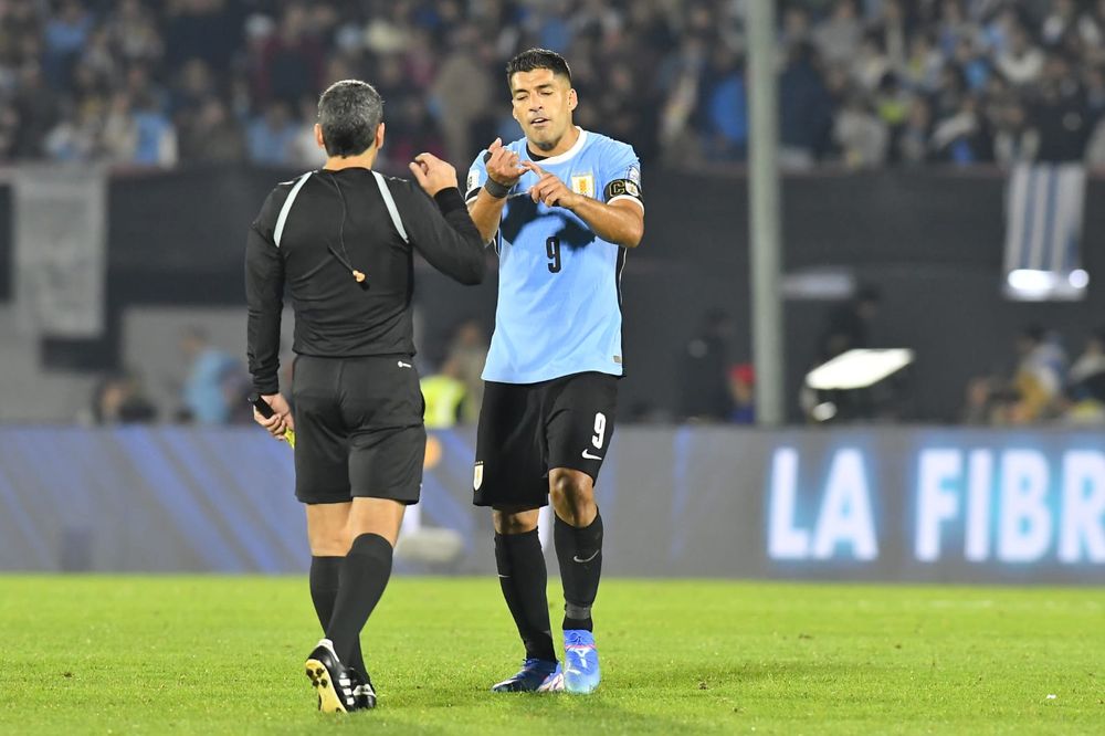 Luis Suárez le protesta al árbitro en el partido de su despedida de la selección de Uruguay ante Paraguay