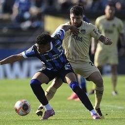 Kevin Amaro de Liverpool marca a Eric Remedi de Peñarol por el Torneo Clausura