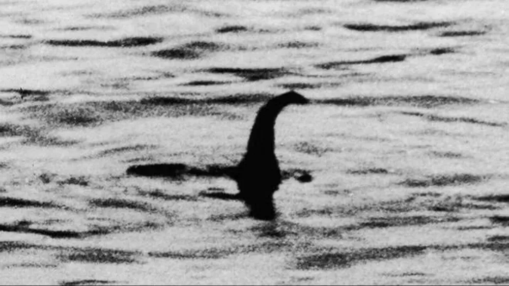 En 1934, el médico inglés Robert Wilson tomó la foto en la que se ve lo que parecen ser el largo cuello y la cabeza de Nessie