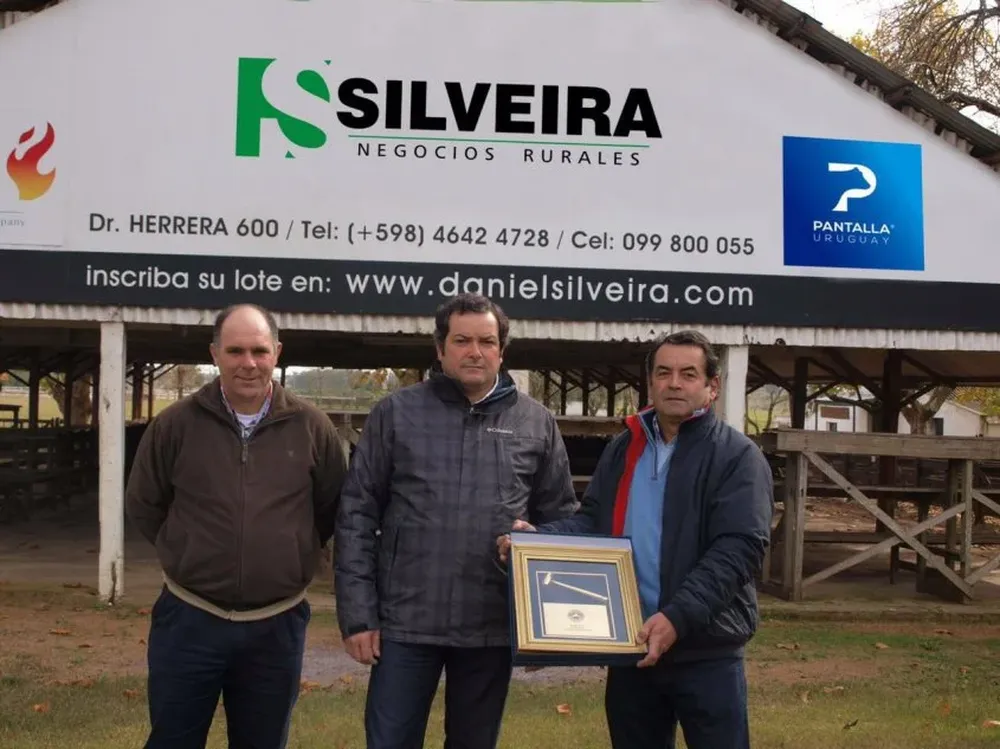 Marcio Ferreira, Daniel Silveira y Leo Silveira con el premio