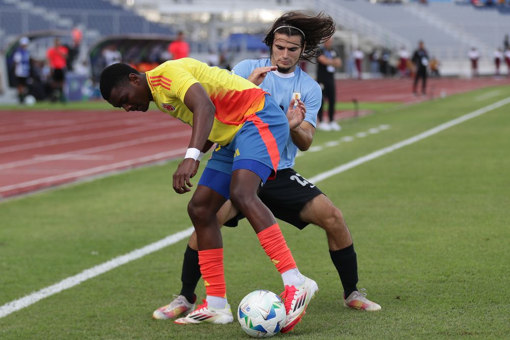 Bruno Calcagno de Uruguay disputa un balón con Juan Arizala de Colombia en el Campeonato Sudamericano sub 20