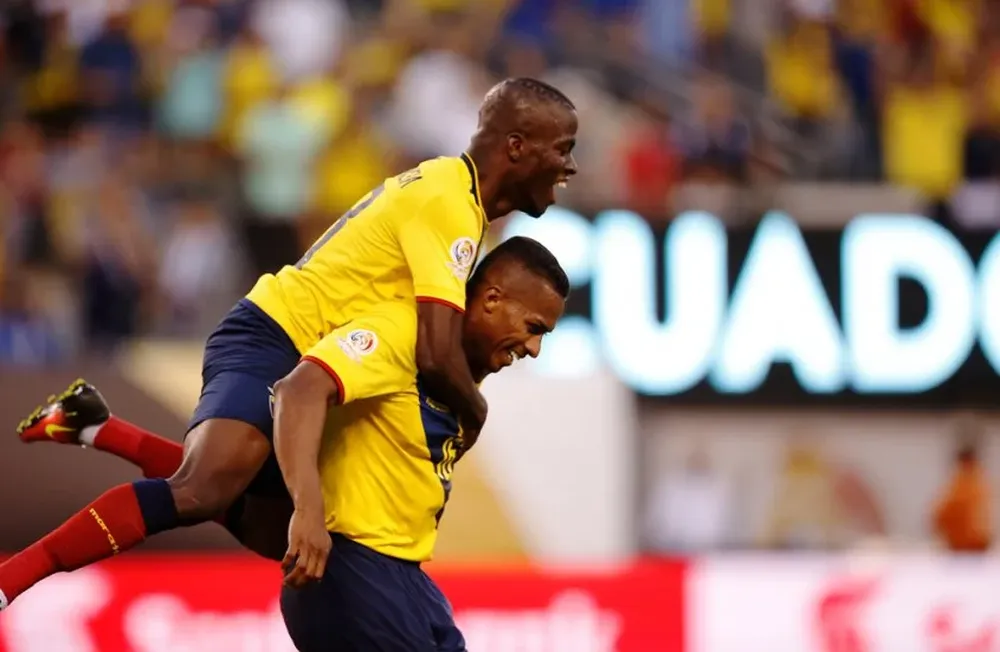 Enner y Antonio Valencia, festejan el cuarto gol de Ecuador que goleó 4-0 a Haití
