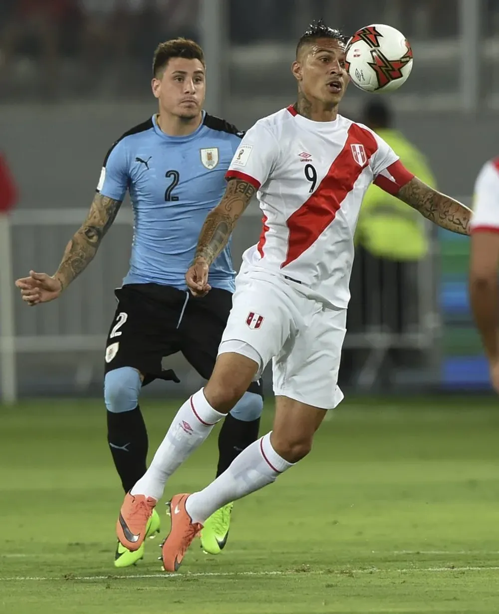 Paolo Guerrero y José Giménez