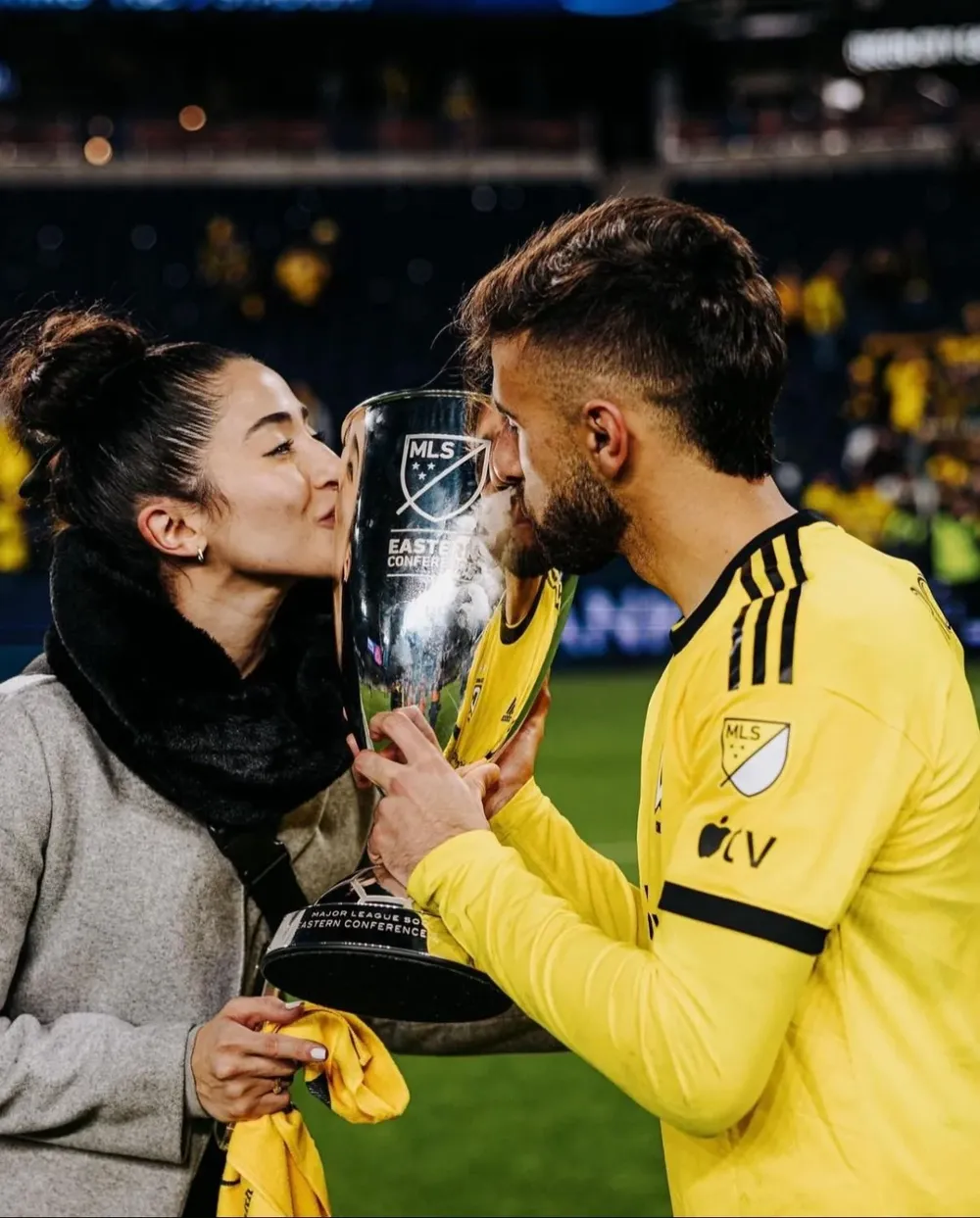 Diego Rossi y su pareja celebran el título de la conferencia Este de la MLS ganado con Columbus Crew