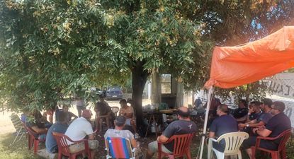 Coleme: trabajadores en la carpa sindical instalada frente al complejo industrial, en Melo.