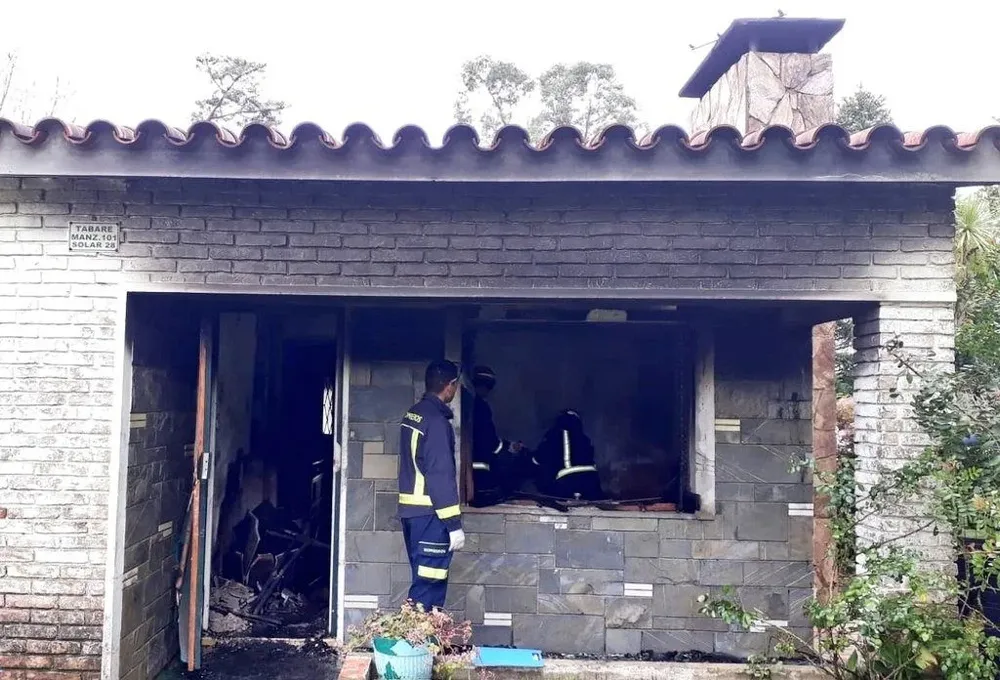 Personal de Bomberos intervino en el lugar, pero no logró rescatar a todos los ocupantes con vida