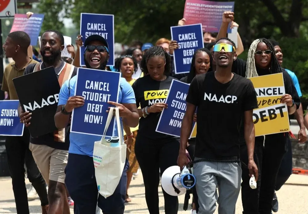 Duro revés de Biden por un fallo de la Corte Suprema sobre la cancelación de deudas estudiantiles