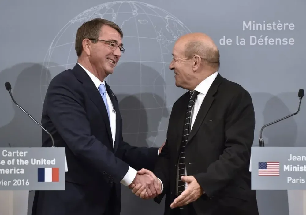 El estadounidense Ashton Carter y el francés Jean-Yves Le Drian antes de las conferencia de prensa