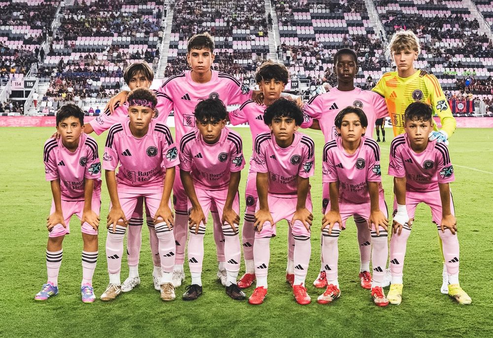 El equipo sub 13 de Inter Miami que ganó la Dreams Cup; abajo, el primero es Thiago Messi, y el último, Benjamín Suárez, quien, al igual que su papá, Luis Suárez, juega con una venda en su mano derecha El equipo sub 13 de Inter Miami que ganó la Dreams Cup; abajo, el primero es Thiago Messi, y el último, Benjamín Suárez, quien, al igual que su papá, Luis Suárez, juega con una venda en su mano derecha