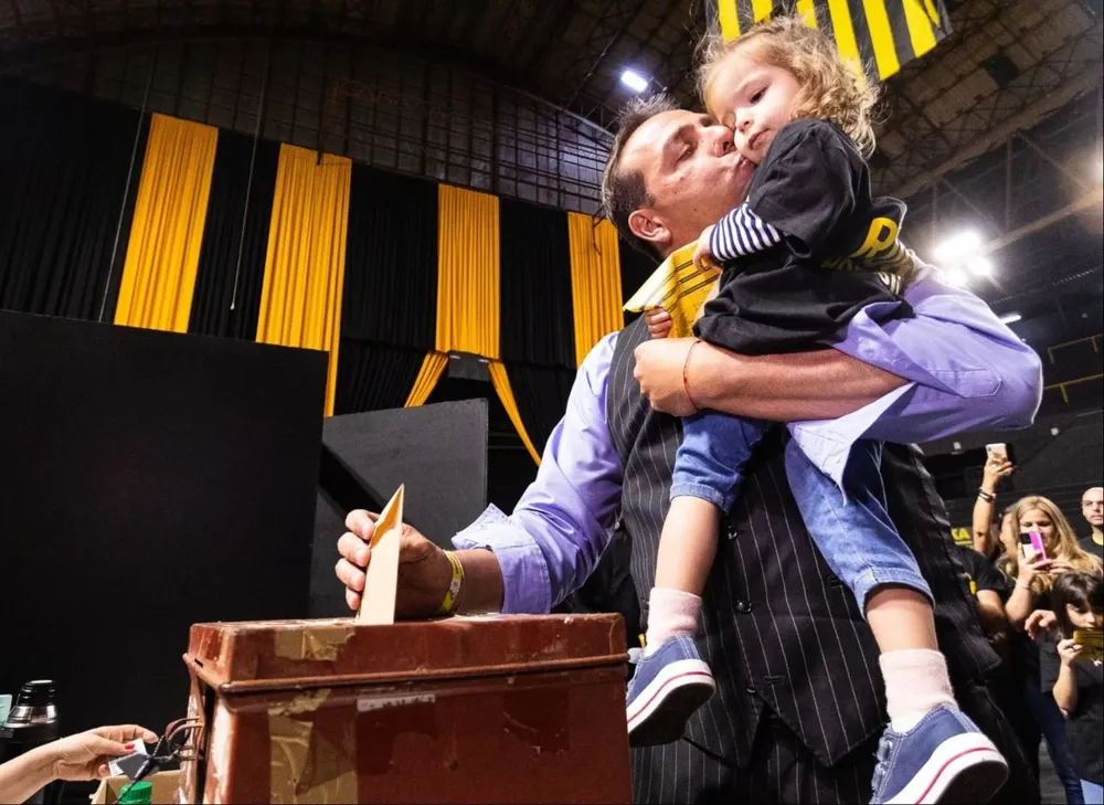 Ignacio Ruglio votó con su nieta este sábado en las elecciones de Peñarol