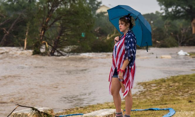 Leighton Sterling, una residene de Kerrville, observa el desbordado río Guadalupe en Texas.