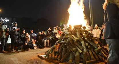 Celebración de la noche de San Juan en la Plaza Varela de Montevideo, en 2022