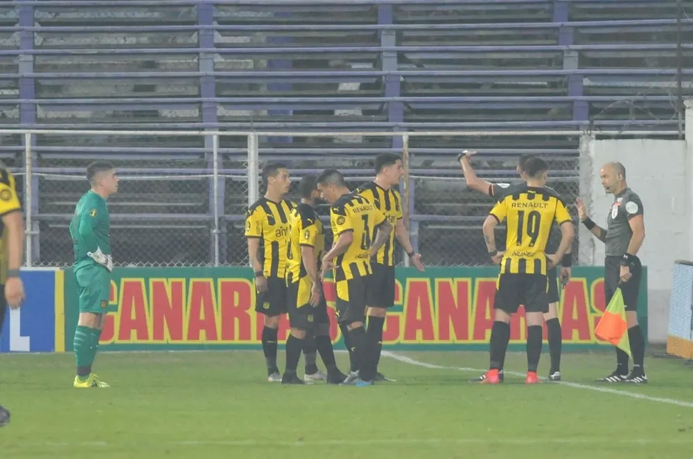 Los futbolistas de Peñarol protestando el gol de Torque que Matonte había convalidado