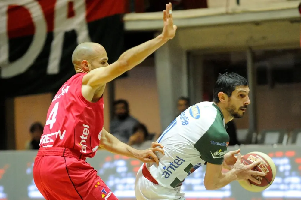 Horacio Marotta marcando a García Morales